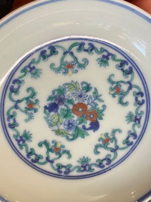 Coupe en porcelaine de Chine doucai à décor floral, marque de Yongzheng, 19/20ème — photo 2