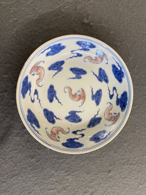 Coupe en porcelaine de Chine en bleu, blanc et rouge de cuivre à décor de chauve-souris et nuages, marque de Qianlong mais probablement postérieur — photo 1