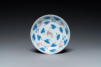 Coupe en porcelaine de Chine en bleu, blanc et rouge de cuivre à décor de chauve-souris et nuages, marque de Qianlong mais probablement postérieur