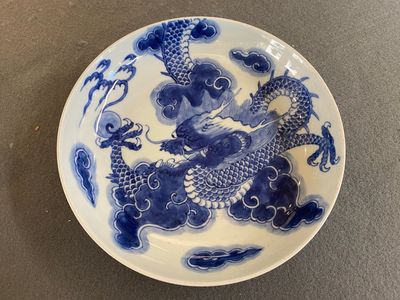 Coupe en porcelaine de Chine en bleu et blanc à décor d'un dragon, marque et époque de Yongzheng — photo 1