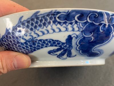 Coupe en porcelaine de Chine en bleu et blanc à décor d'un dragon, marque et époque de Yongzheng — photo 7