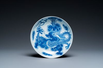 Coupe en porcelaine de Chine en bleu et blanc à décor d'un dragon, marque et époque de Yongzheng