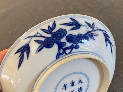 Coupe en porcelaine de Chine en bleu et blanc à décor d'une grue, marque de Yongzheng, 18/19ème — photo 5