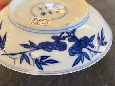Coupe en porcelaine de Chine en bleu et blanc à décor d'une grue, marque de Yongzheng, 18/19ème — photo 7