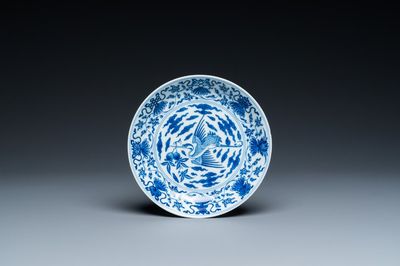 Coupe en porcelaine de Chine en bleu et blanc à décor d'une grue, marque de Yongzheng, 18/19ème