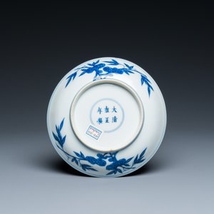 Coupe en porcelaine de Chine en bleu et blanc à décor d'une grue, marque de Yongzheng, 18/19ème — photo 2