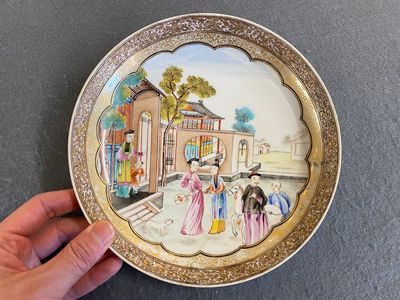 Coupe en porcelaine de Chine semi-coquille d'oeuf au sujet mandarin en famille rose, Qianlong — photo 1