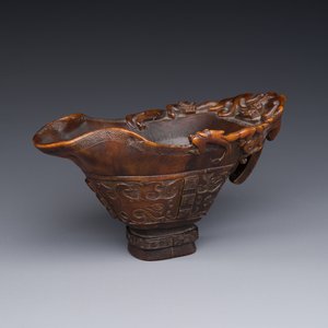 Coupe libatoire en corne de rhinocéros à décor de chilong, Chine, 17/18ème — photo 1
