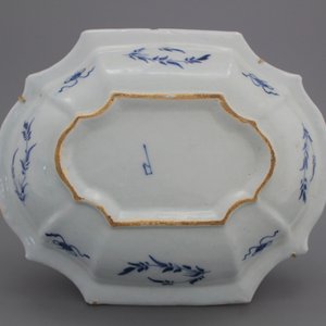 Coupe rectangulaire en faïence de Delft, décor bleu et blanc à la chinoiserie représentant des femmes dans un jardin, env. 1720 — photo 1