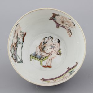Coupe remarquable en porcelaine de Chine avec scènes érotiques, 19e — photo 1