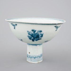 Coupe sur piédouche à décor bleu et blanc, dynastie Ming, vers 1500 — photo 3
