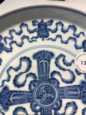 Coupe sur talon ou tazza en porcelaine de Chine en bleu et blanc à décor 'Bajixiang', marque et époque de Qianlong — photo 4
