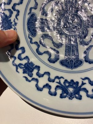 Coupe sur talon ou tazza en porcelaine de Chine en bleu et blanc à décor 'Bajixiang', marque et époque de Qianlong — photo 6