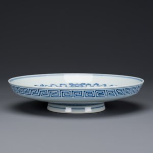 Coupe sur talon ou tazza en porcelaine de Chine en bleu et blanc à décor 'Bajixiang', marque et époque de Qianlong — photo 3