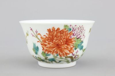 Coupe très fine en porcelaine de Chine à décor floral, 19e