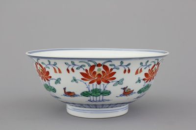 Coupe wucai en porcelaine de Chine, marquée Qianlong et probablement de cette période