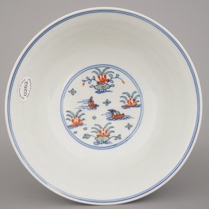 Coupe wucai en porcelaine de Chine, marquée Qianlong et probablement de cette période — photo 4