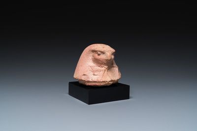 Couvercle de vase canope en calcaire brun clair en forme de tête de faucon, Egypte, Basse époque