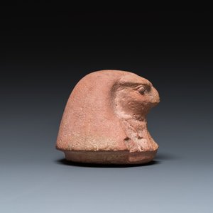 Couvercle de vase canope en calcaire brun clair en forme de tête de faucon, Egypte, Basse époque — photo 3