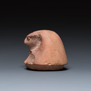Couvercle de vase canope en calcaire brun clair en forme de tête de faucon, Egypte, Basse époque — photo 5