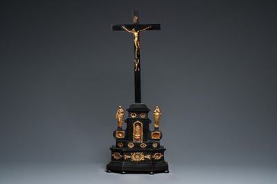 Croix-reliquaire en bois noirci au Christ en bronze doré, Allemagne ou Italie, 17/18ème