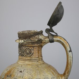 Cruche armoriale importante en grès de <raeren, monture en étain, env. 1600 — photo 20