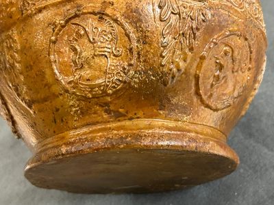 Cruche de type bellarmine à tête tirant la langue en grès allemand, Cologne, 16ème — photo 2