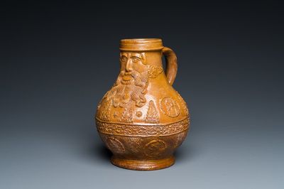 Cruche de type bellarmine à tête tirant la langue en grès allemand, Cologne, 16ème