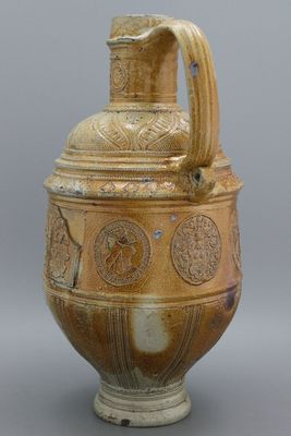 Cruche héraldique impressionnant dit 'kürfurstenkrug' en grès de Raeren, datée 1609