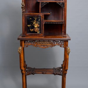 D'après Gabriel Viardot, un cabinet japonisant en bois et laque, prob. France, 19/20ème — photo 2