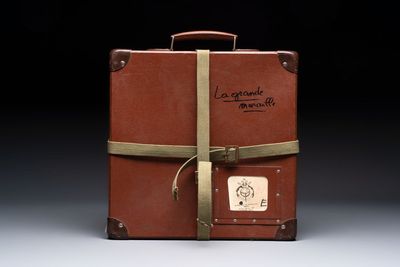 'De Grote Muur' (The Great Wall) part 1 and 2 on 16mm film, incl. set photographs and original mailing case, dated 1948
