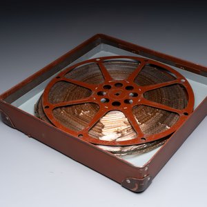 'De Grote Muur' (The Great Wall) part 1 and 2 on 16mm film, with set photographs and original mailing case, dated 1948 — photo 3