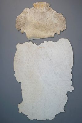 De marmeren grafplaat van Graaf Miguel José de Bournonville, ca. 1752 en een kleinere grafplaat