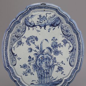 Delftse blauw en witte plaquette met bloemendecor, 18e eeuw — foto 1