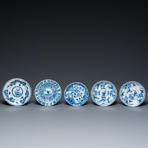 Dertien Chinese blauw-witte koppen en schotels, Kangxi — foto 4