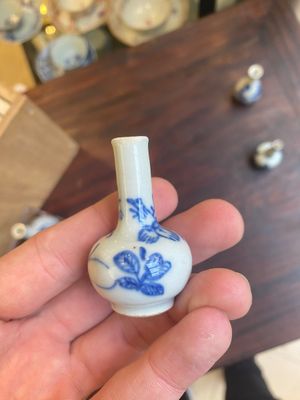 Dertien Chinese blauw-witte miniatuur vazen met floraal decor, Kangxi — foto 14
