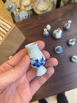 Dertien Chinese blauw-witte miniatuur vazen met floraal decor, Kangxi — foto 8