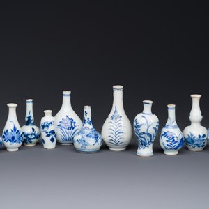 Dertien Chinese blauw-witte miniatuur vazen met floraal decor, Kangxi — foto 1
