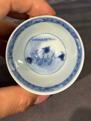 Dertien Chinese blauw-witte schotels en twaalf koppen met figuratief decor, Kangxi/Yongzheng — foto 23