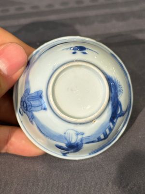 Dertien Chinese blauw-witte schotels en twaalf koppen met figuratief decor, Kangxi/Yongzheng — foto 30
