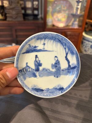 Dertien Chinese blauw-witte schotels en twaalf koppen met figuratief decor, Kangxi/Yongzheng — foto 54