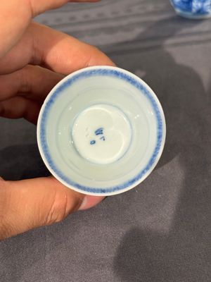 Dertien Chinese blauw-witte schotels en twaalf koppen met figuratief decor, Kangxi/Yongzheng — foto 10