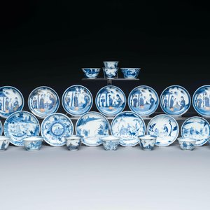 Dertien Chinese blauw-witte schotels en twaalf koppen met figuratief decor, Kangxi/Yongzheng — foto 1