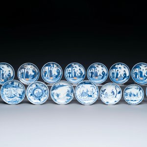 Dertien Chinese blauw-witte schotels en twaalf koppen met figuratief decor, Kangxi/Yongzheng — foto 2