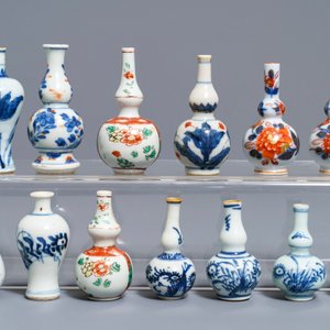 Dertien Chinese blauwwitte en famille verte miniatuur vaasjes, Kangxi en later — foto 2