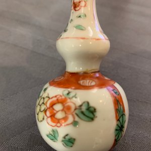 Dertien Chinese blauwwitte en famille verte miniatuur vaasjes, Kangxi en later — foto 5