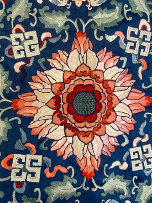 Dessus de coussin de trône en soie brodée au fond bleu, Chine, 18/19ème — photo 14
