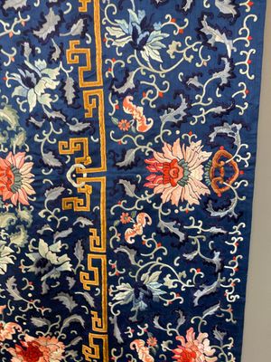 Dessus de coussin de trône en soie brodée au fond bleu, Chine, 18/19ème — photo 6