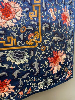 Dessus de coussin de trône en soie brodée au fond bleu, Chine, 18/19ème — photo 9