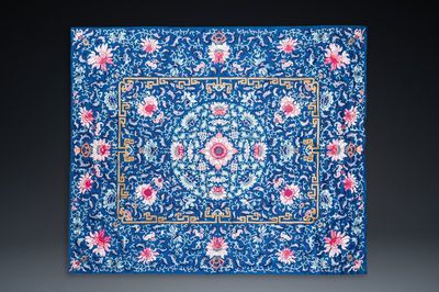 Dessus de coussin de trône en soie brodée au fond bleu, Chine, 18/19ème